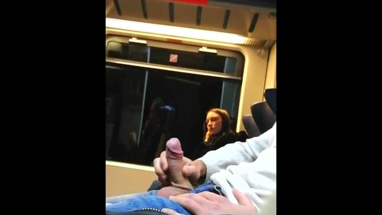Секс Дрочит В Поезде