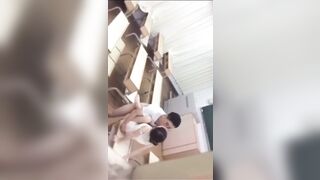 某中学老师”和“美女”学生的教室门