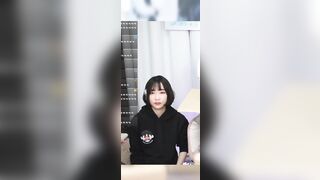 Korean Twitch Streamer Likes her Viewers Jerking off to her Feet