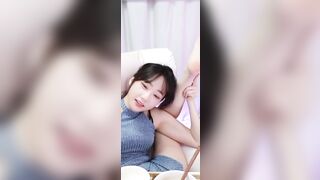 Korean Twitch Streamer Likes her Viewers Jerking off to her Feet