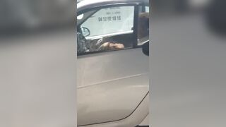 Il se fait sucer par une pute dans sa voiture