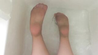 Amateur BBW MILF Wears Nude Pantyhose in Bathtub