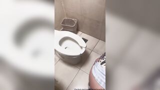 Sexo PÚBLICO, acabo de FIESTA y ME FOLLO en el BAÑO.