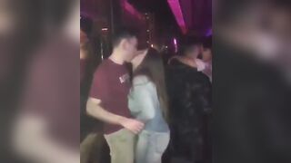 Novinha Cheia De Tesão Chupa a Rola do Boy Em Publico Na Balada , Confira !