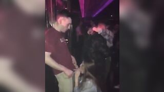 Novinha Cheia De Tesão Chupa a Rola do Boy Em Publico Na Balada , Confira !