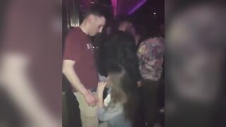 Novinha Cheia De Tesão Chupa a Rola do Boy Em Publico Na Balada , Confira !