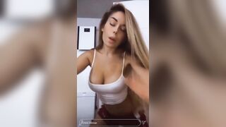 Alexandra Moreira Haciendo un Tik Tok Golpeándose El Escote Contra Las Tetas.