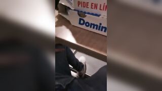 En voyage, ma femme me fait une branlette sous la table au restaurant !