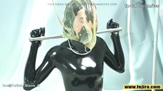 Fejira com The girl who was locked up in a latex suit was played to orgasm