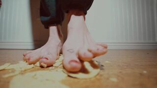 ASMR Giantess Dirty Feet * Walking on Chips