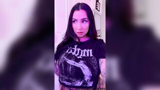 Latina Cassie Curses is fingering her pussy