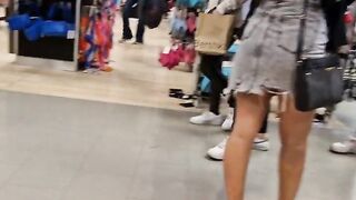 Espio a una Morena latina pov en primark para follarmela, si el video llega a 100 likes subo el vide