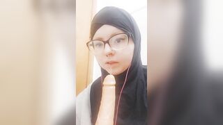 Hijab girl sucks her dildo