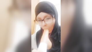 Hijab girl sucks her dildo