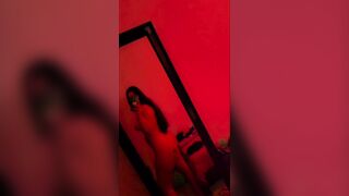 Latina caliente se toca en su cuarto antes de clases