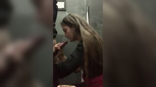 Tinder Girl doing Blowjob in Caffe’s Toilet