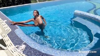 Ersties - Naomi spielt am Pool mit ihren großen Brüsten und füllt ihre Muschi mit einem Dildo