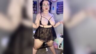 Emo bitch twerks